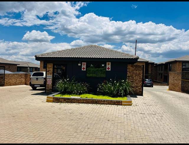 3 BEDROOM APARTMENT FOR SALE IN CLOVERDENE